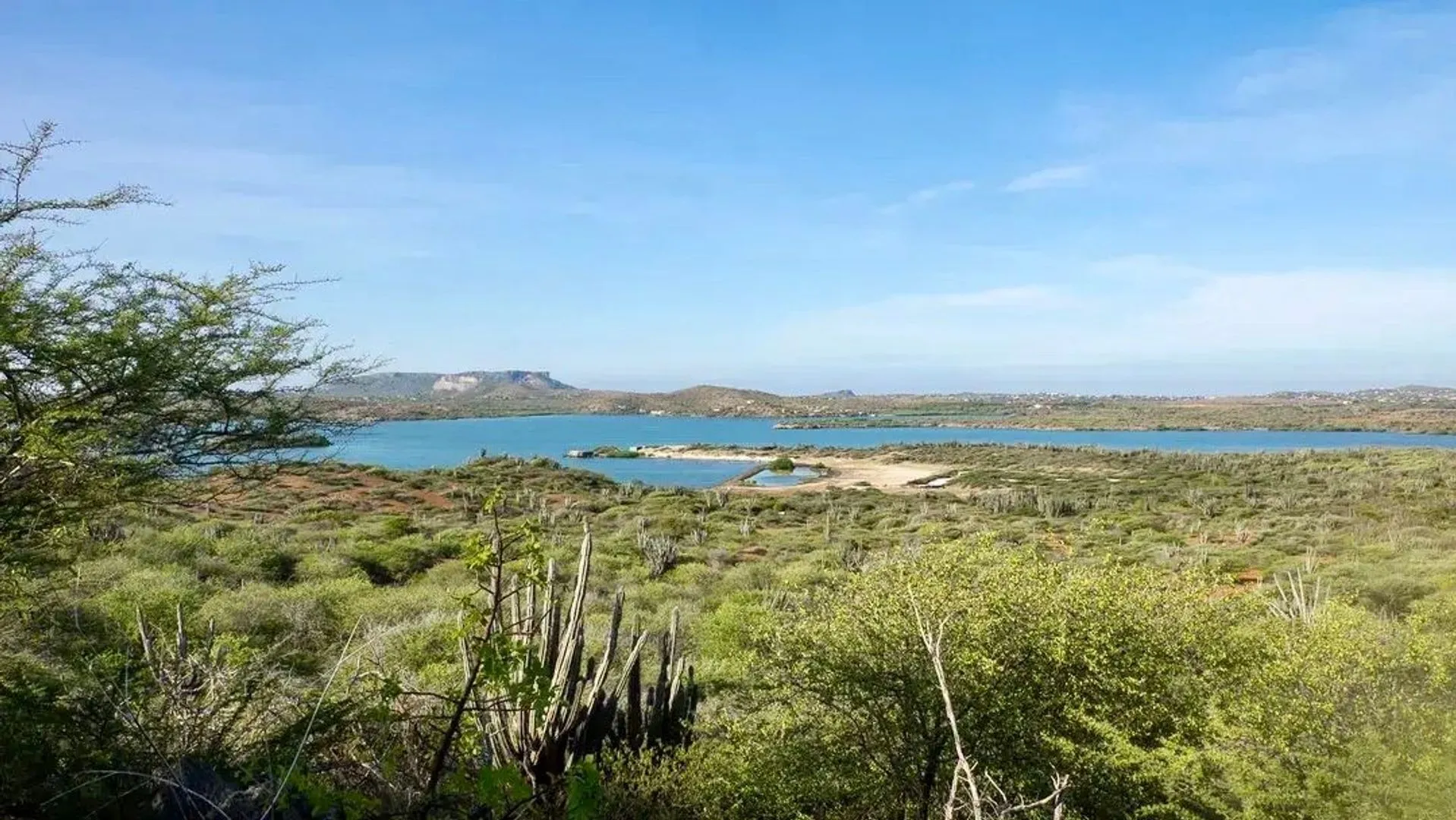 zon zee strand vakantie jan thiel st joris mambo beach willemstad curacao boanire aruba villa house appartment for rent rental huren aquilar casa luxe kit surfen baai eiland isla island nederlanders americans colombiana eco resort sea sun zwembad yacuzzi pool gated safe surf kite sint joris baai sea view bay walking tracks relax